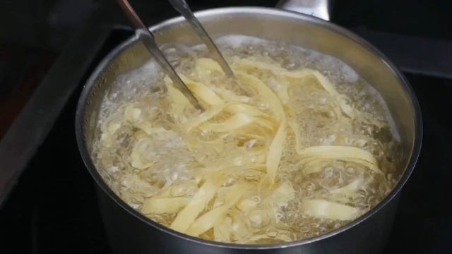 Готовим тальятелле с телятиной и шпинатом в "Беллуччи" смотреть онлайн