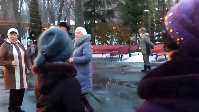 ДОРОГАЯ, СКАЗАТЬ ВАМ ПОЗВОЛЬТЕ! ТАНЦЫ В ПАРКЕ ГОРЬКОГО ХАРЬКОВ СЧАСТЛИВЫЕ ДНИ смотреть онлайн