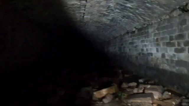 Старое подземелье старого города Ейск. Что это есть ? Сливной коллектор или коммуникация ? Или ... смотреть онлайн