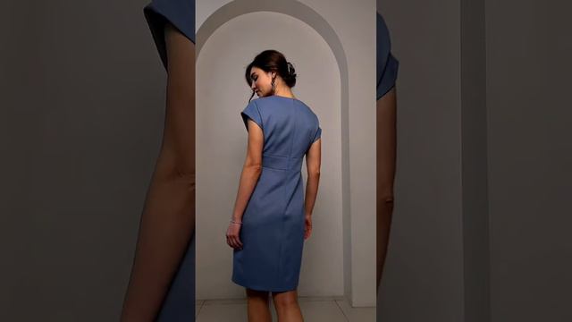 Красивая задумка-исполнение: платье-футляр на подкладке с шикарными складками у талии сверху и снизу смотреть онлайн