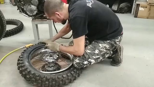 замена резины на honda xr250 смотреть онлайн