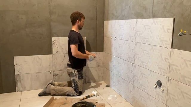 Облицовка стен керамогранитом 60Х30 в ванной комнате, Разметка, вырезы, укладка плитки смотреть онлайн
