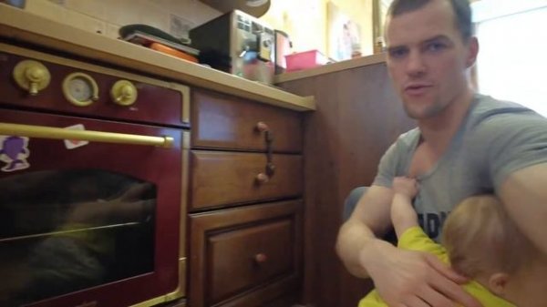 Папа и сын убираются дома