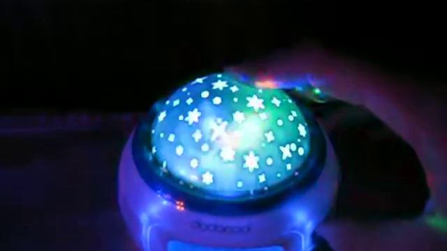 Светящиеся шнурки и будильник-проектор смотреть онлайн