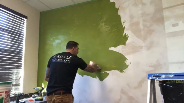 Venetian plaster Hulk green first coat смотреть онлайн