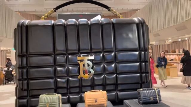 Inside the worlds largest flagship store of Burberry in st.regent street London. #burberry#london смотреть онлайн