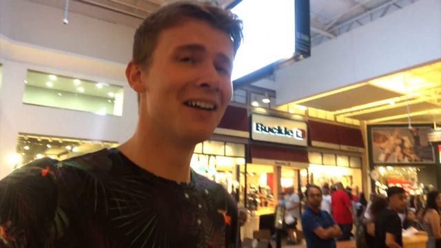Eating Spicy Candy From A Fan During My First Meet-up