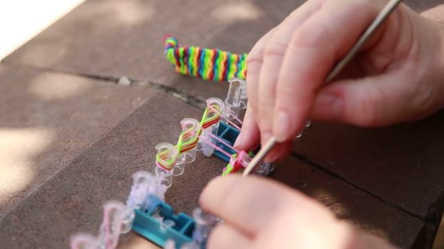 Как сделать широкий браслет Радуга из резинок Rainbow loom часть 2 смотреть онлайн
