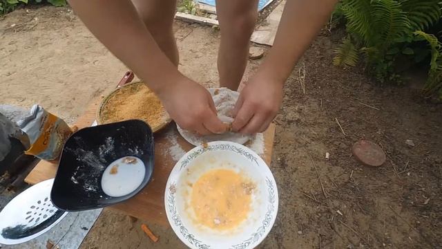 Лягушачьи лапки в казане на костре. Панировка. Frog legs in hotpot. The breading. смотреть онлайн