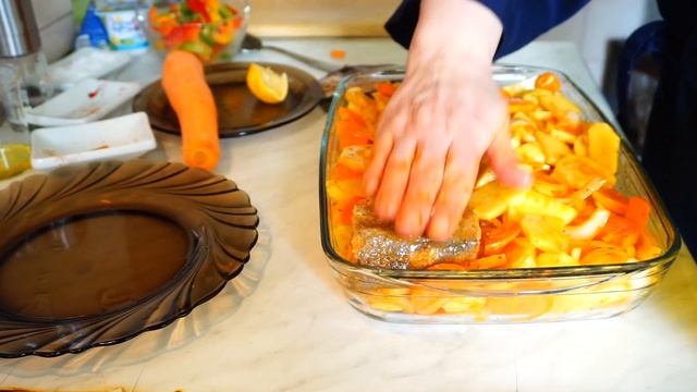 Хек в духовке на овощной подушке | Fish and chips recipe смотреть онлайн