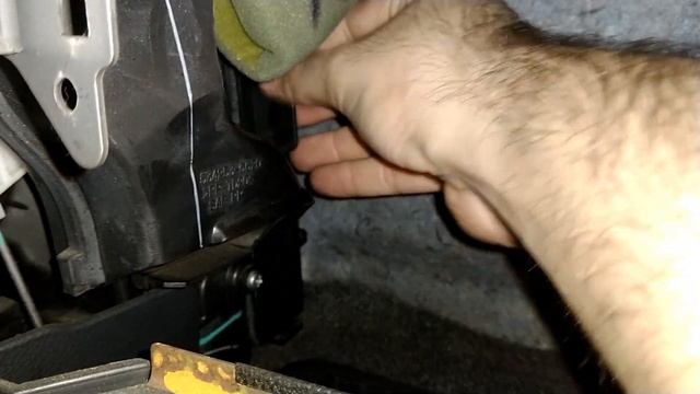 Nissan Tiida - Troca do filtro de cabine e higienização do ar condicionado смотреть онлайн