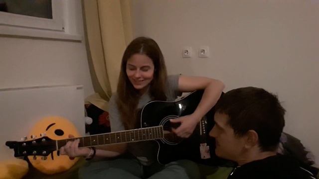 Оля поёт и играет на гитаре свою песню. смотреть онлайн