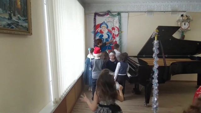 Игра у Новогодней ёлки в Карачевской ДШИ в группе "Первые шаги в искусстве смотреть онлайн