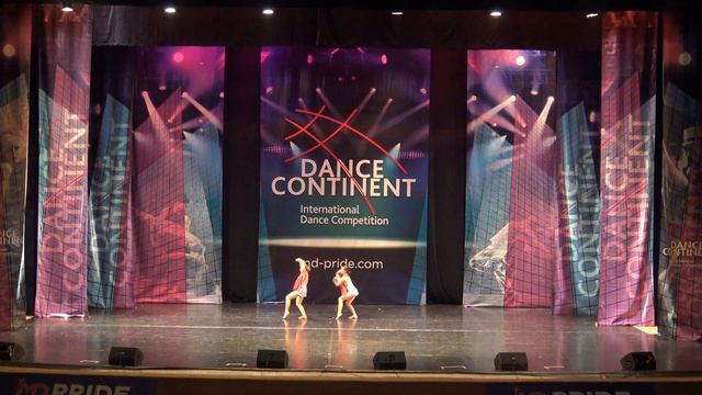 Асварова Диана, Шарапова Варвара. Случай на пляже. Танцевальный коллектив Микс. смотреть онлайн