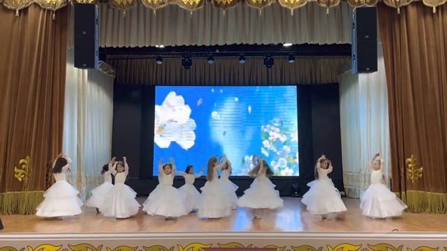 Танцевальная группа Балапан танец «Мама» смотреть онлайн