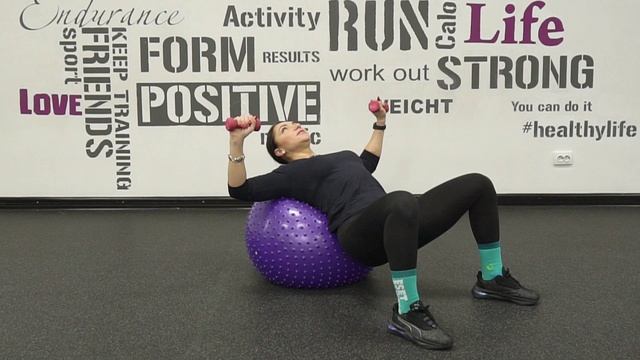 Жим с гантелями на фитболе смотреть онлайн