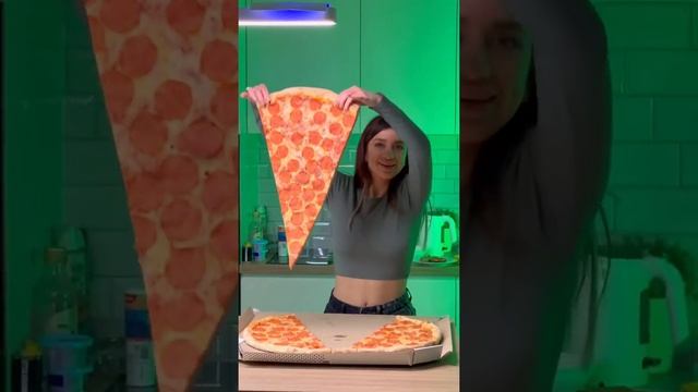 Пробую гигантскую пиццу пепперони ? смотреть онлайн