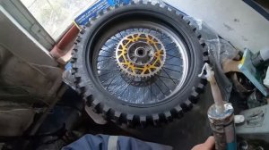 Монтаж эндуро покрышки с толстой камерой не профессионалом.