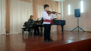 Ребенок играет на скрипке Канцонетту Сокальского
