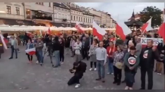 Украинцы массово покидают Польшу! смотреть онлайн