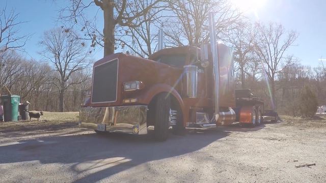 Ремонтирую Бизона, Peterbilt 379. готовлюсь к рейсу. С наступающим новым годом.