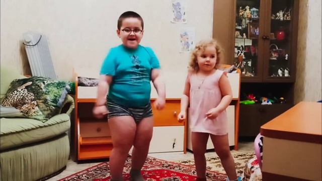 Настя и Кирилл танцуют под музыку. Детские танцы. челлендж смотреть онлайн