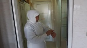 Как надеть противочумный костюм