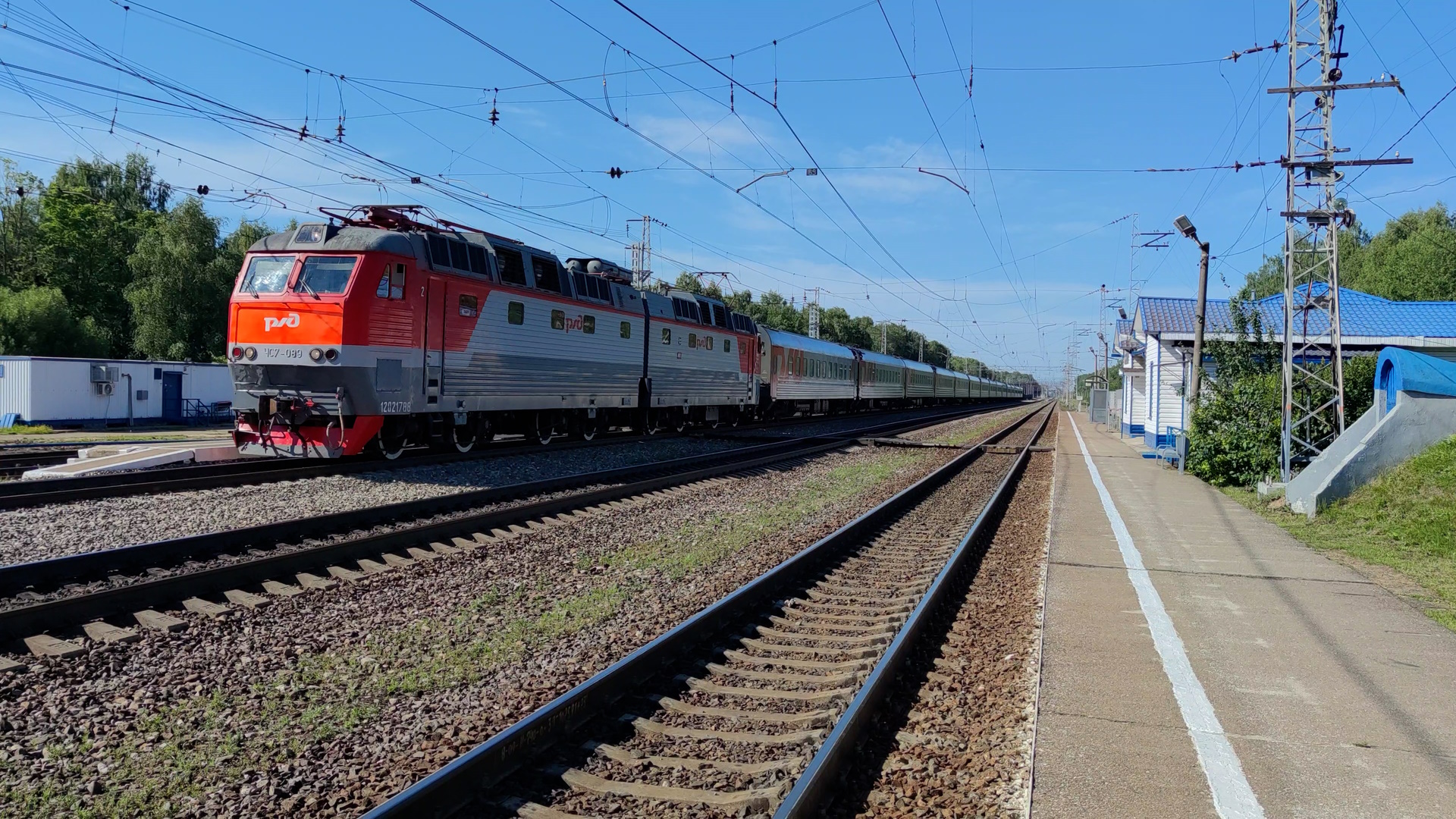 Электровоз ЧС7-089 с поездом Москва-Ярославль. смотреть онлайн