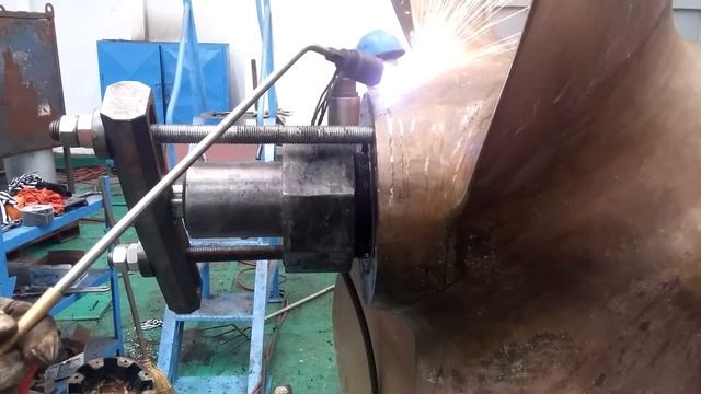 Fixed propeller pushing down with hydraulic Jack and heat смотреть онлайн