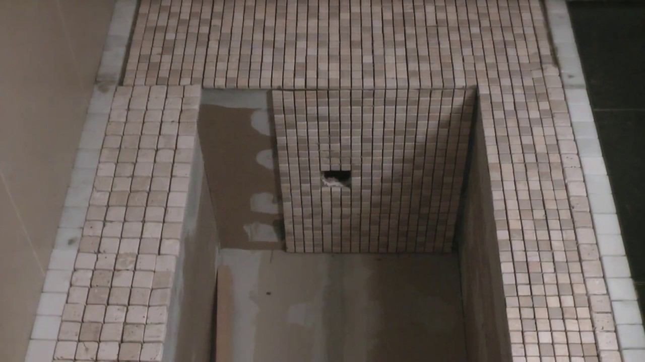 Как приклеить мозаичную плитку к потолку.