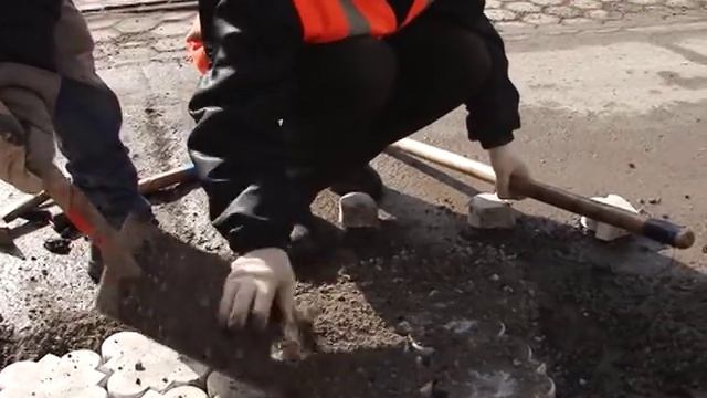 Ямы на дорогах латаю брусчаткой
