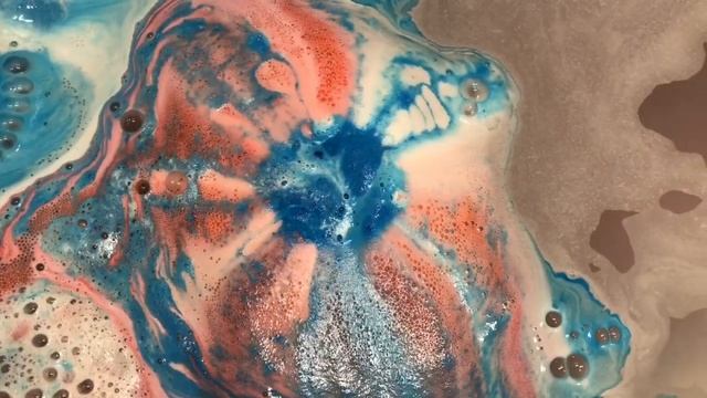 Lush Jingle Bells Christmas 2019 bath bomb Tub Demo смотреть онлайн