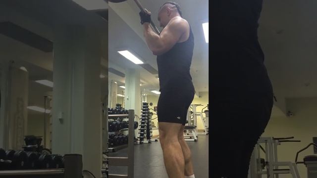 Подъем штанги на бицепс 45кг