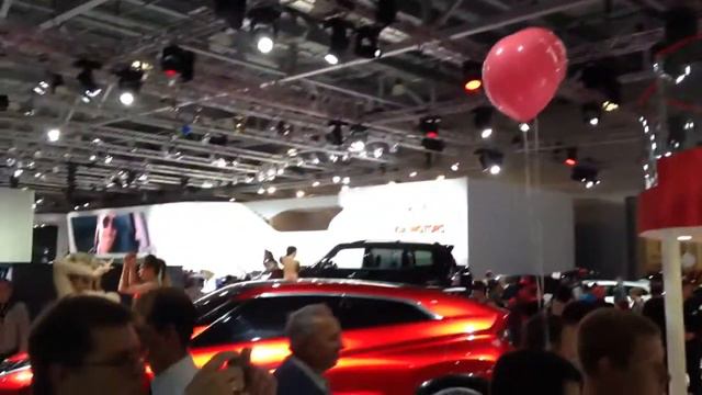 Танцующие девушки на автосалоне смотреть онлайн