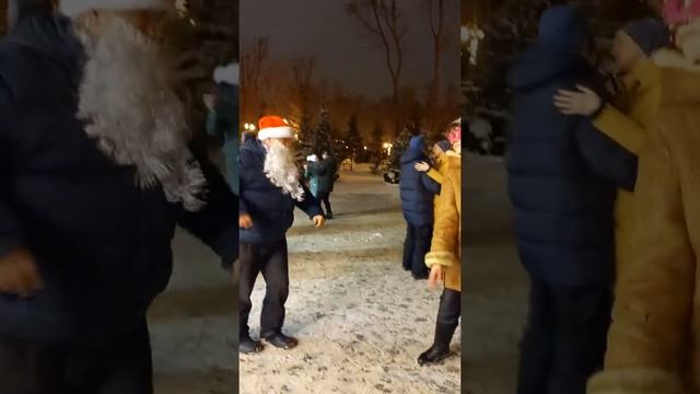 Харьков,31 декабря, танцы, Света и Мандарин. смотреть онлайн