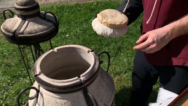 ЛЕПЕШКИ в ТАНДЫРЕ одновременно с шашлыком смотреть онлайн