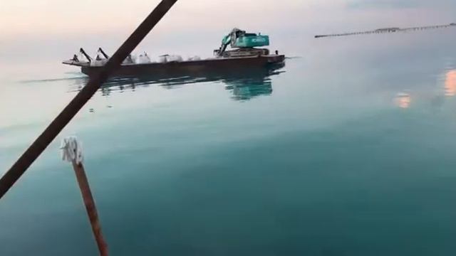 Экскаватор гребёт на барже смотреть онлайн