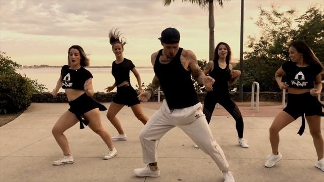 Зумба. Rompe La Bocina - Dj Yus, El Micha & Chacal Marlon Alves Dance MAs смотреть онлайн