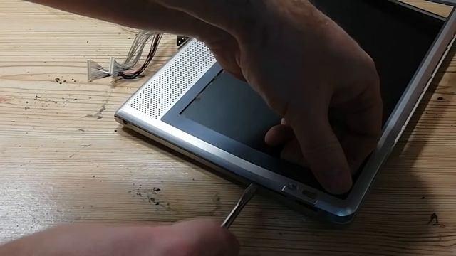 Разобрал старый портативный dvd плеер. Что полезного внутри? смотреть онлайн