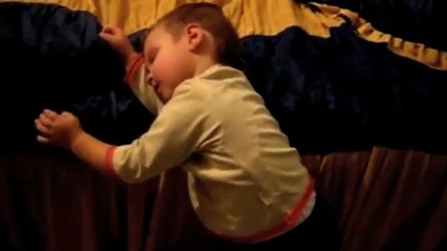 Funny baby sleeping.mov смотреть онлайн