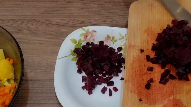 Винегрет классический с капустой, горошком и солеными огурцами смотреть онлайн