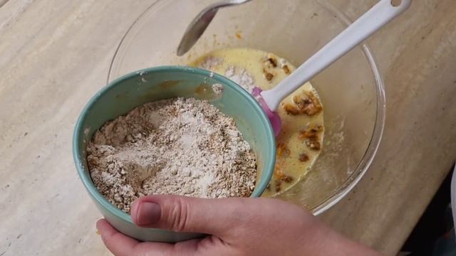 Морковный кекс с корицей, орехами и изюмом? смотреть онлайн