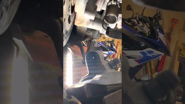 ДЫРА в заднем суппорте Suzuki Burgman 400 смотреть онлайн