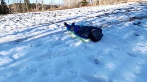 Дети катаются на Санках и Тюбах