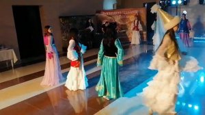 Дефиле в казахских национальных костюмах