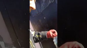 Как снять защитную плёнку с металлической двери