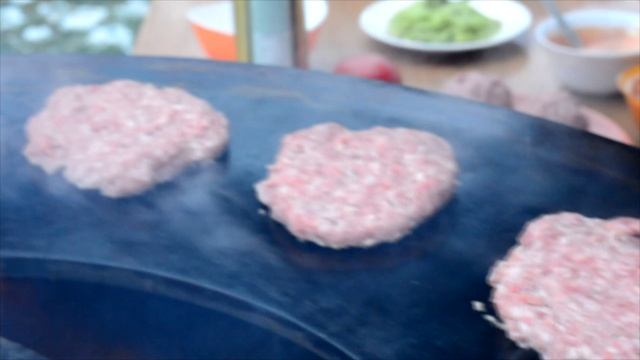 Бургер на гриль-очаге Эльбрус. Как Приготовить Бургер. смотреть онлайн