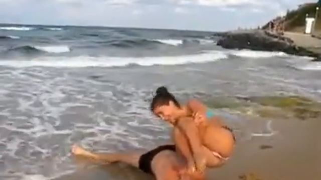 Парень поднимает девушку одной рукой смотреть онлайн