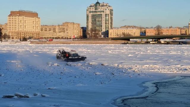 Зимняя Нева. Катер на водной подушке. Большеохтинский мост. смотреть онлайн