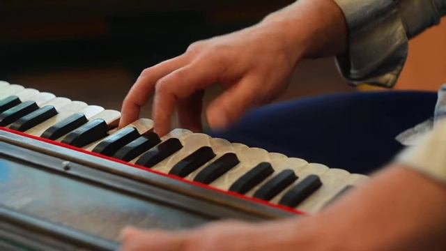 Харе Кришна аккорды киртан на физгармошке. Harmonium chords tutorial kirtan смотреть онлайн
